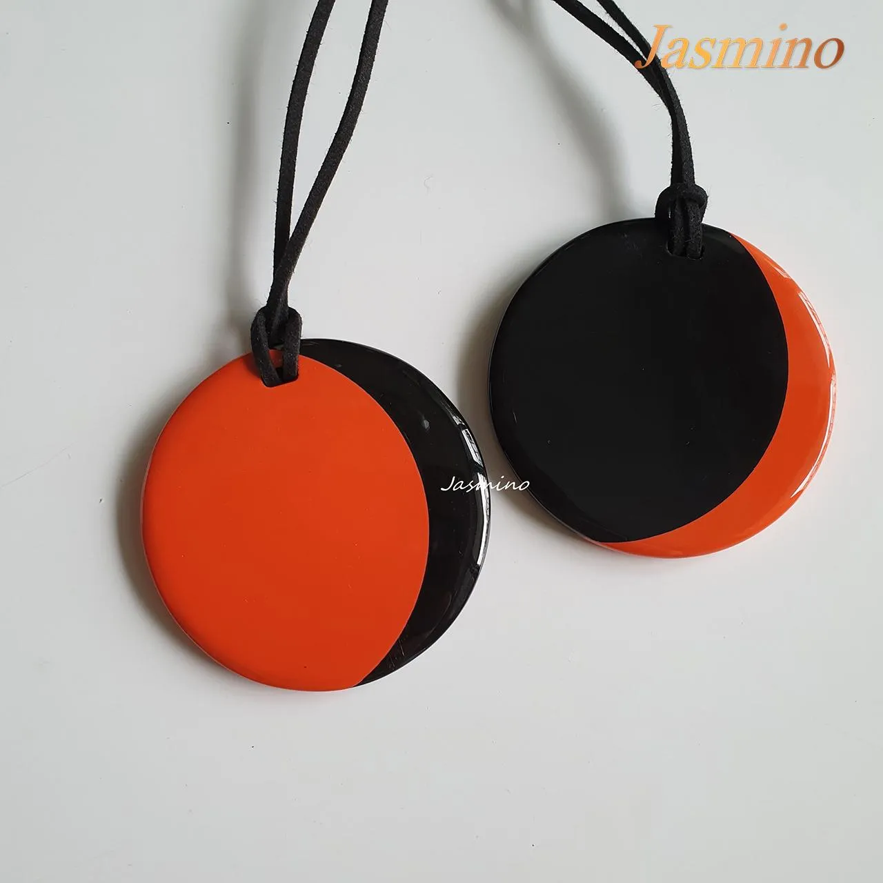 Circular Handmade Pendant J17597, Made by Buffalo Horn and Lacquer