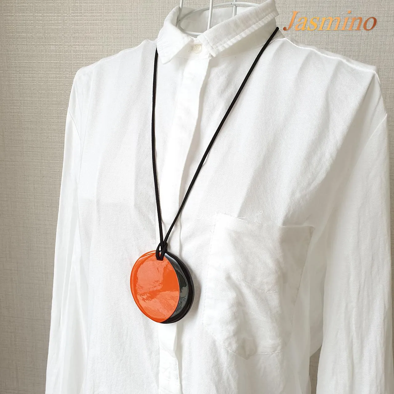 Circular Handmade Pendant J17597, Made by Buffalo Horn and Lacquer
