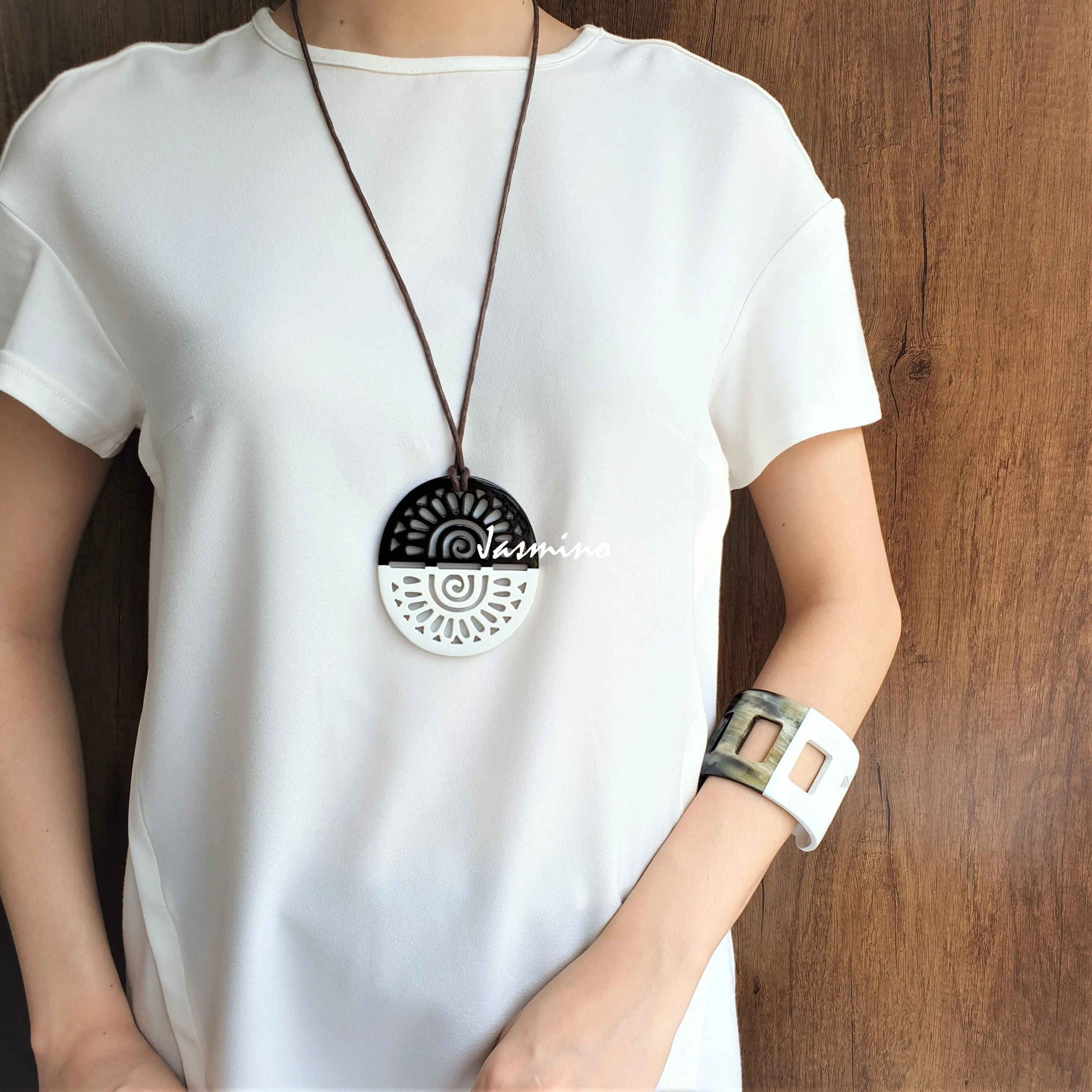 Elegant Handmade Pendant J17869, Buffalo Horn  and Lacquer Product from Vietnam