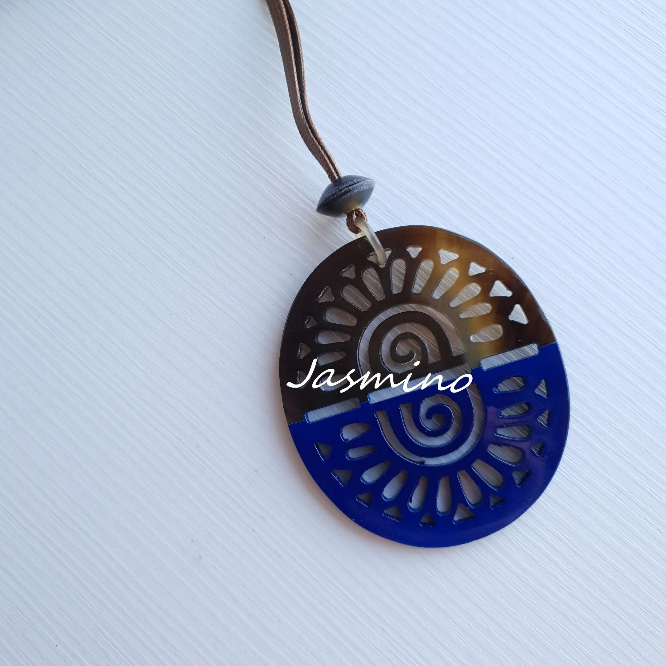 Elegant Handmade Pendant J17869, Buffalo Horn  and Lacquer Product from Vietnam