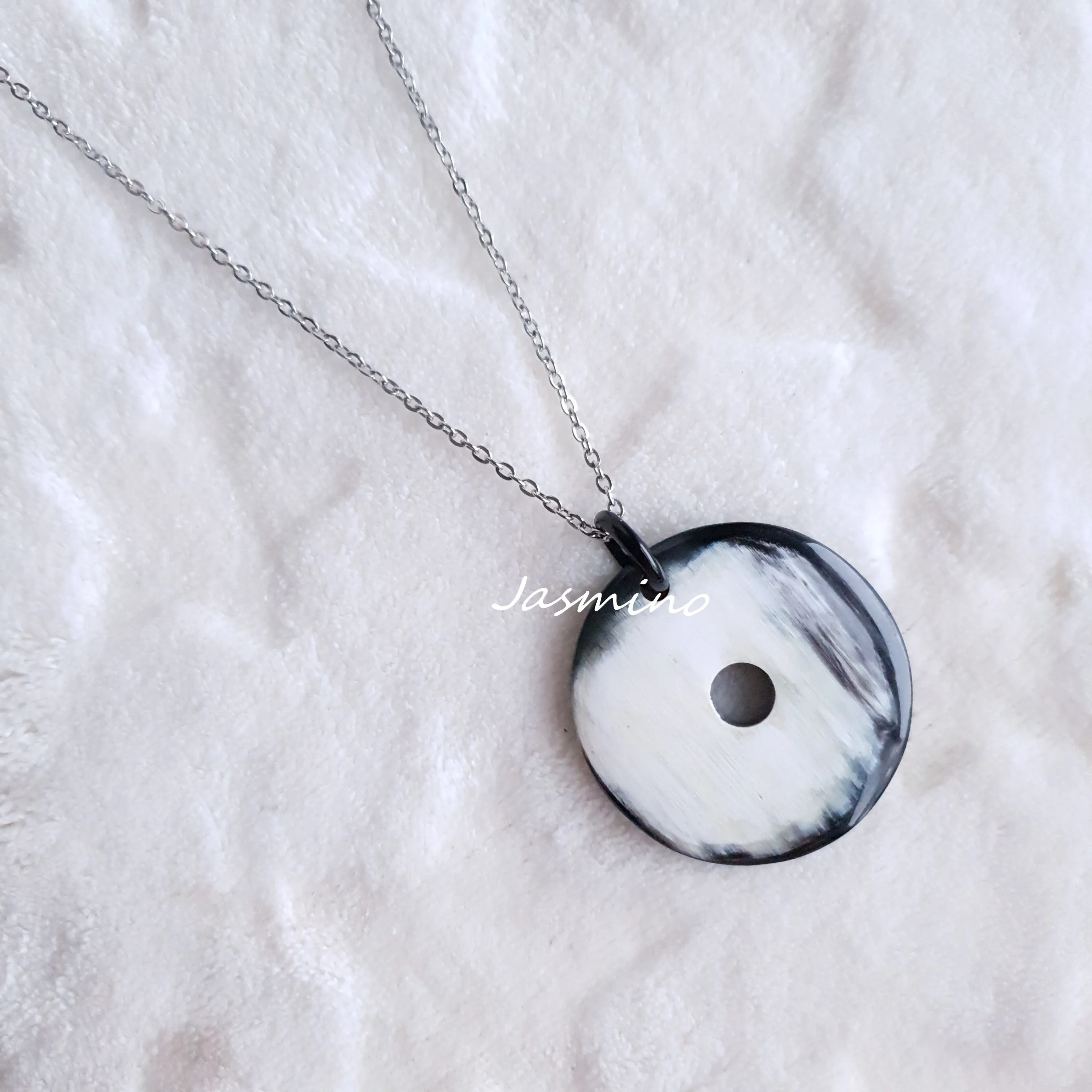 Natural Handmade Jewelry J17934, Made by Horn and Lacquer