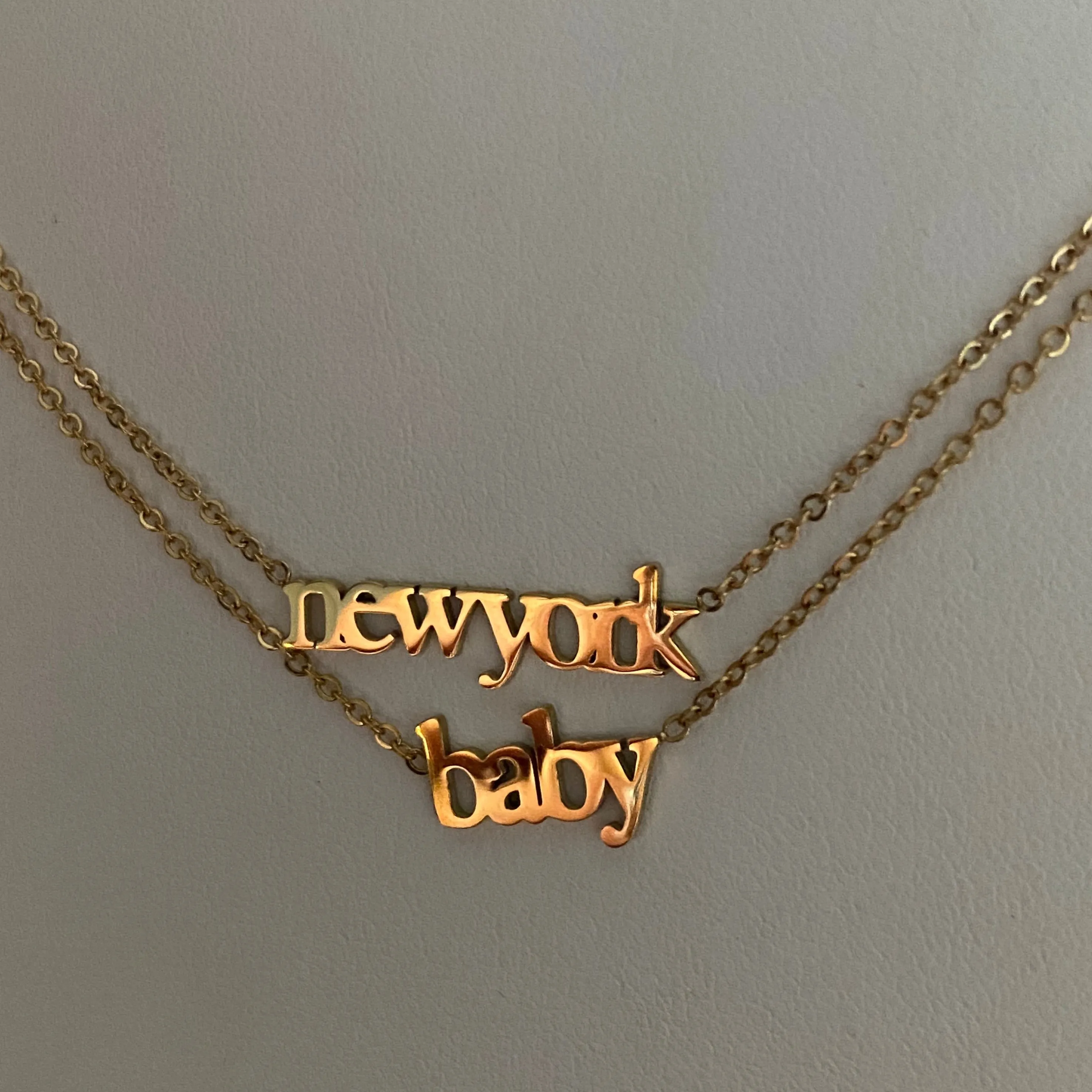 'newyork' 18k Gold Dainty Necklace