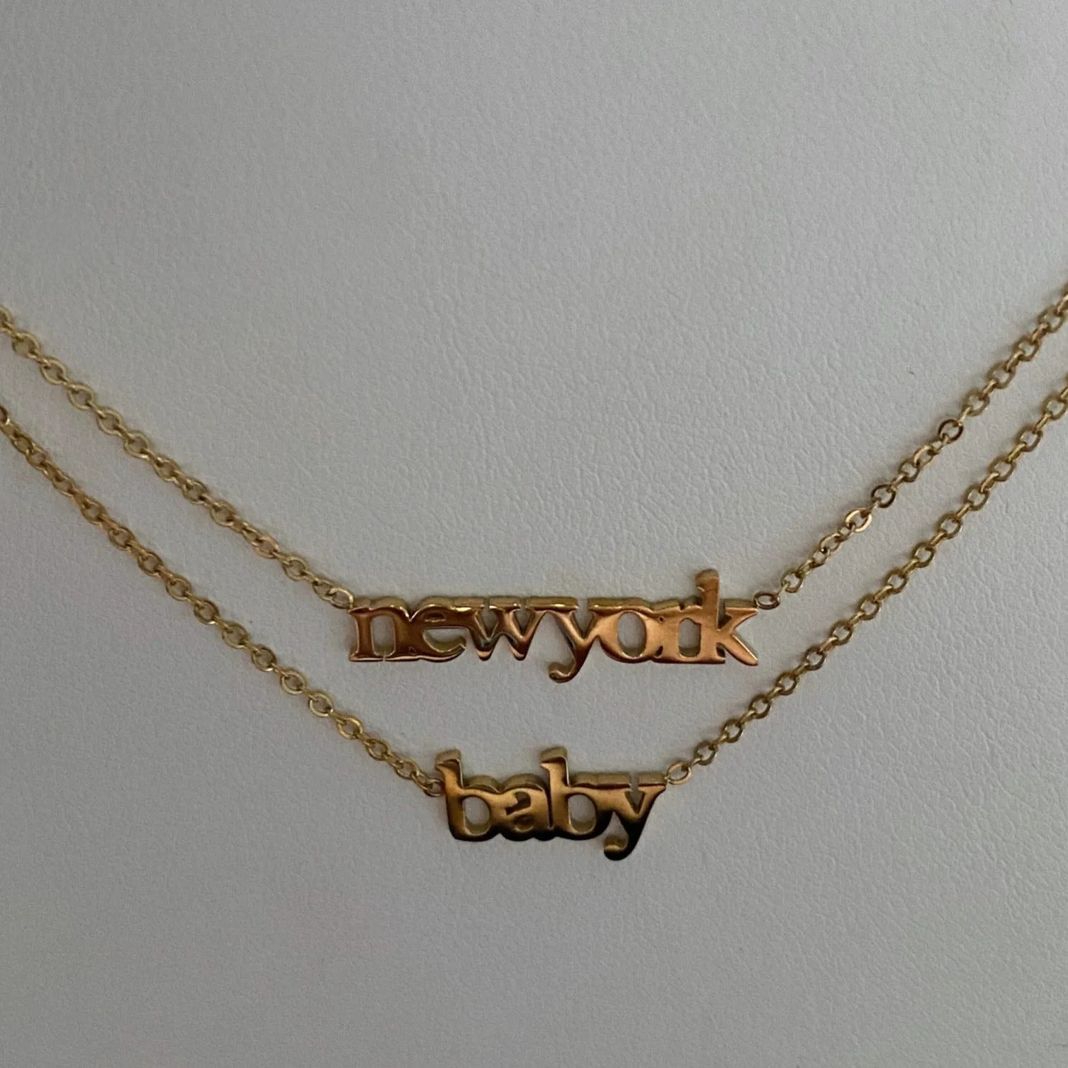 'newyork' 18k Gold Dainty Necklace