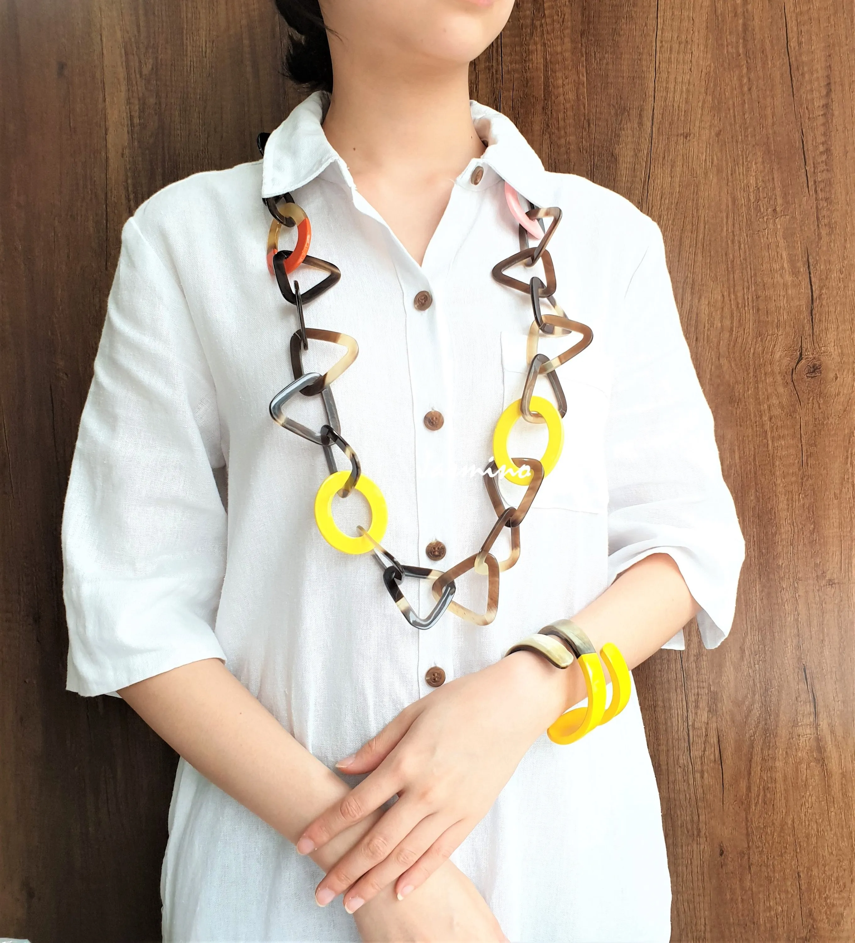 Stunning Horn Necklace J18218, Sources as Natural Buffalo Horn & Lacquer
