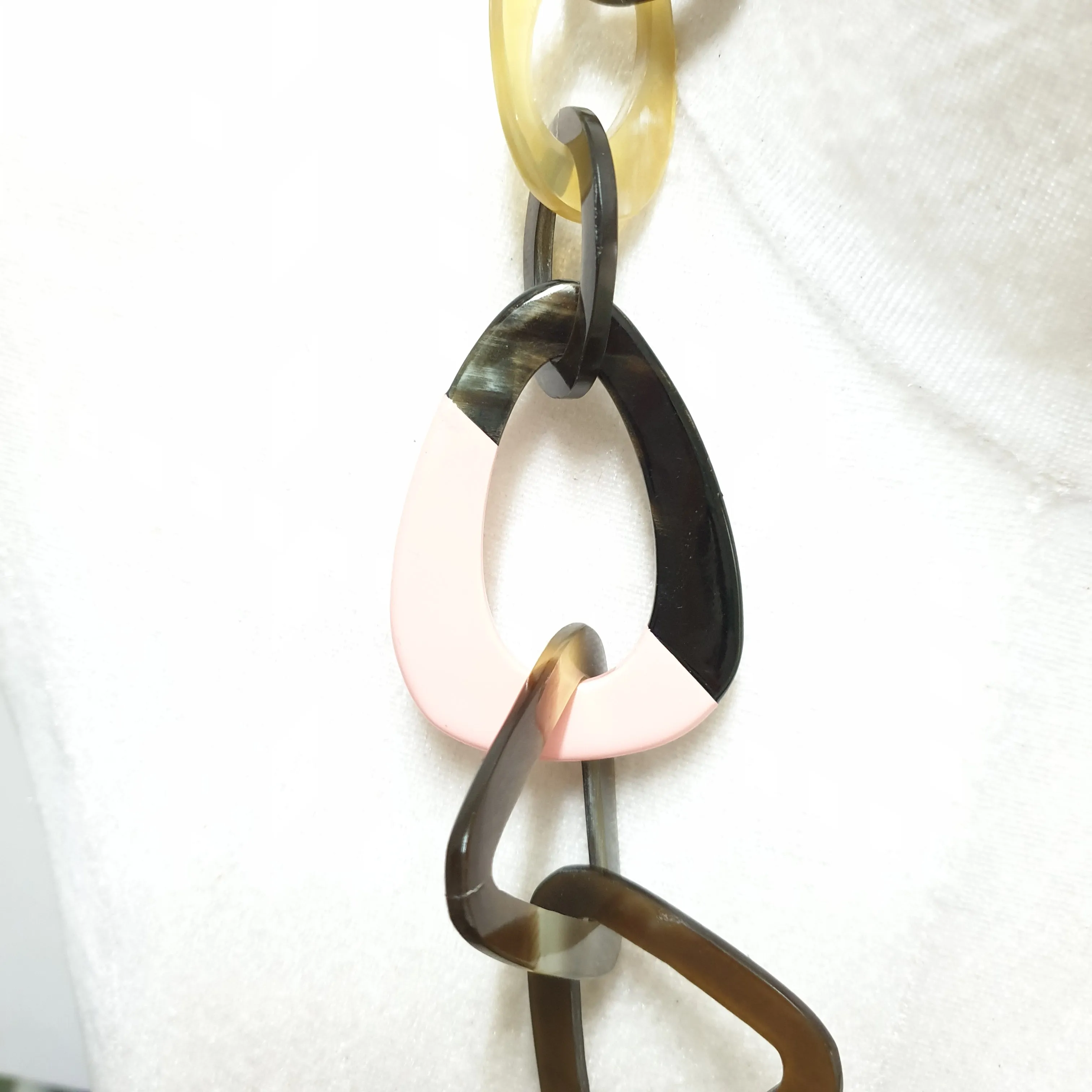 Stunning Horn Necklace J18218, Sources as Natural Buffalo Horn & Lacquer