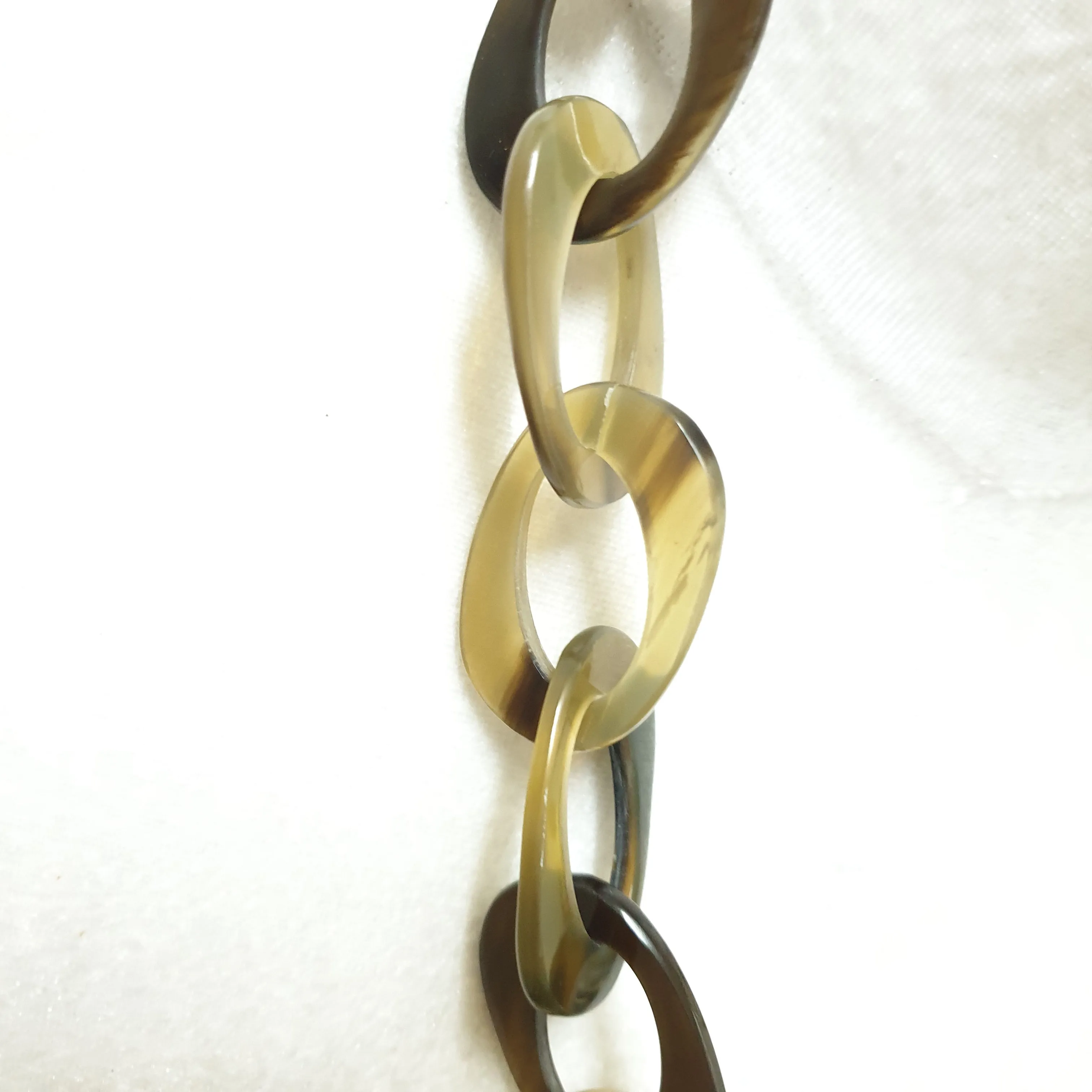 Stunning Horn Necklace J18218, Sources as Natural Buffalo Horn & Lacquer